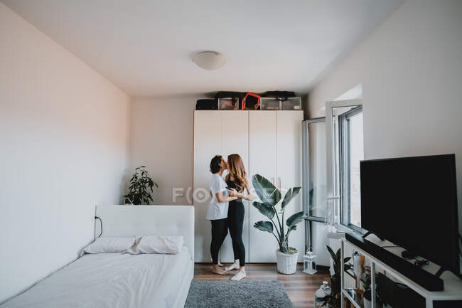 Two lesbian women kissing in the room — Stock Photo