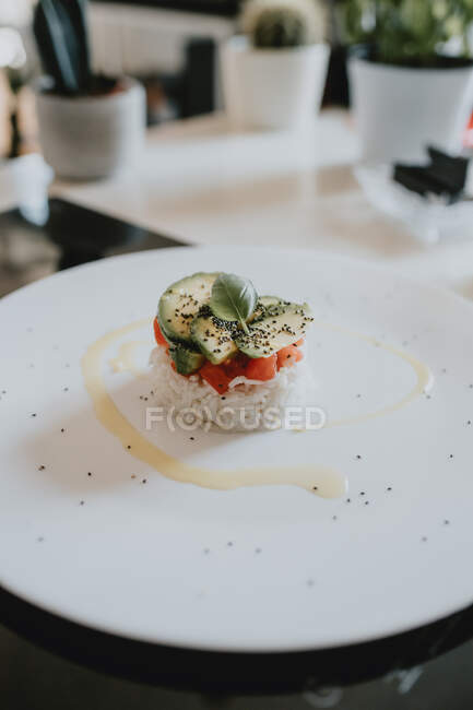 Hohe Nahaufnahme von Sushi auf weißem Teller. — Stockfoto