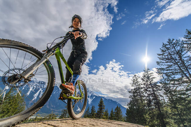 Mulher de bicicleta de montanha em uma floresta nas montanhas canadenses em B — Fotografia de Stock