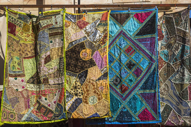 Nappes patchwork colorées en vente, Vieille ville de Jérusalem, Israël. — Photo de stock