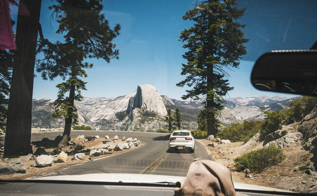 Voitures voyageant sur la route rurale à travers le parc national de Yosemite, Californie, États-Unis. — Photo de stock