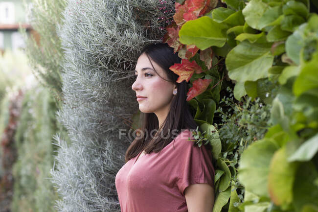 Femme portant un haut rose poussiéreux et debout à l'extérieur — Photo de stock
