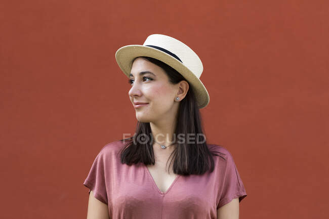 Femme portant un haut rose poussiéreux et debout à l'extérieur — Photo de stock