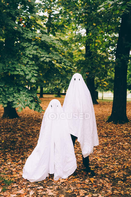 Enfants en costumes fantômes d'Halloween — Photo de stock