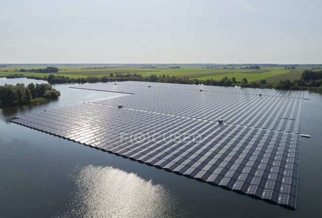 Una granja solar flotante que acaba de ser completada, Nij Beets, Fr. - foto de stock