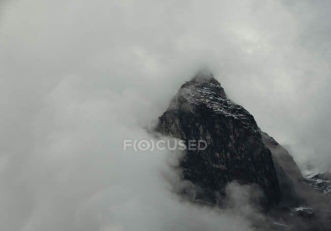 La cima de la montaña Eiger apenas visible, nubes constantemente - foto de stock