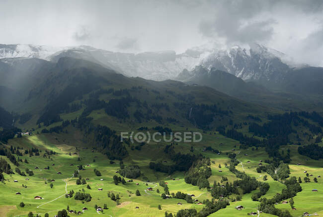 Veduta del villaggio di Grindelwald, Berna, Svizzera. Due ghiacciai — Foto stock