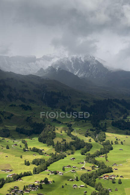 Vista da aldeia de Grindelwald, Berna, Suíça. Duas geleiras — Fotografia de Stock