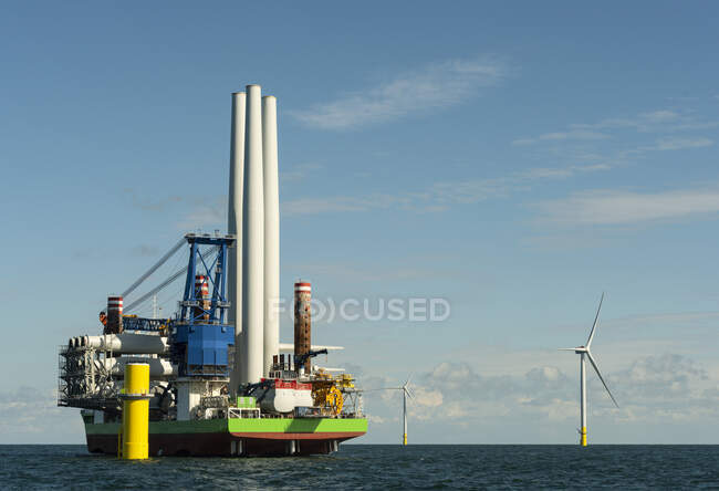 Molto grandi parchi eolici offshore in costruzione nella parte olandese di — Foto stock