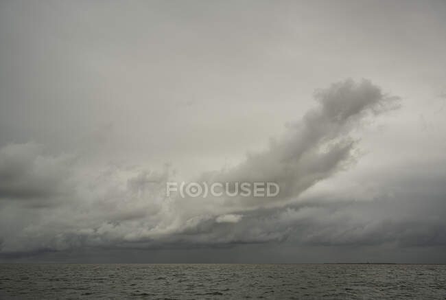 Nube scura che si forma sul mare di Wadden, Terschelling occidentale, Fries — Foto stock