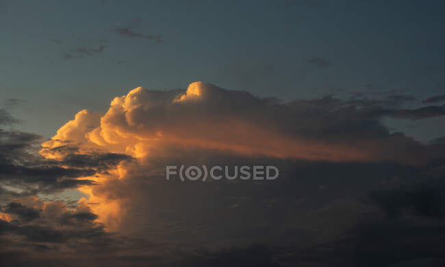 Над Бредой образовалось грозовое облако, Норд-Брабант, Нидерланды — стоковое фото