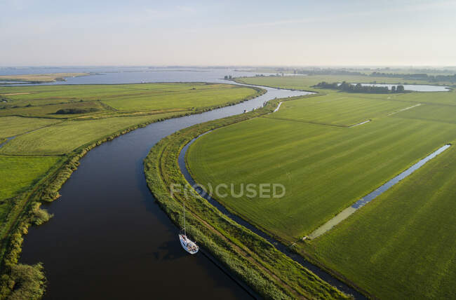 Un velero amarrado en el distrito de los lagos de Frisia, en el norte - foto de stock