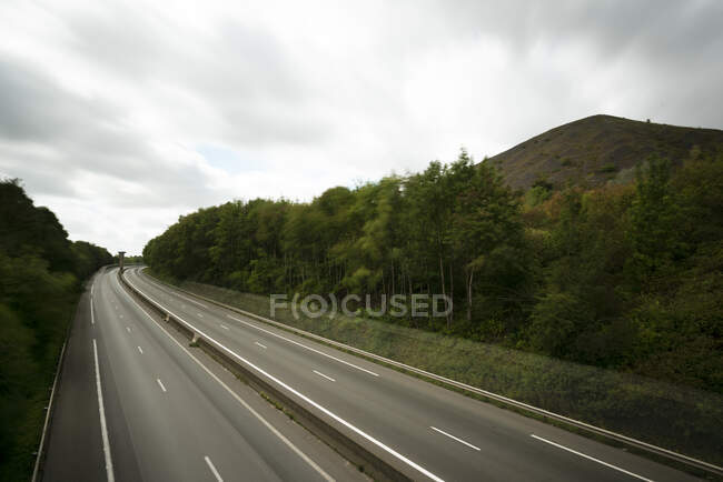 Автомагістраль A21 проходить через гору, утворену колишнім видобуванням — стокове фото