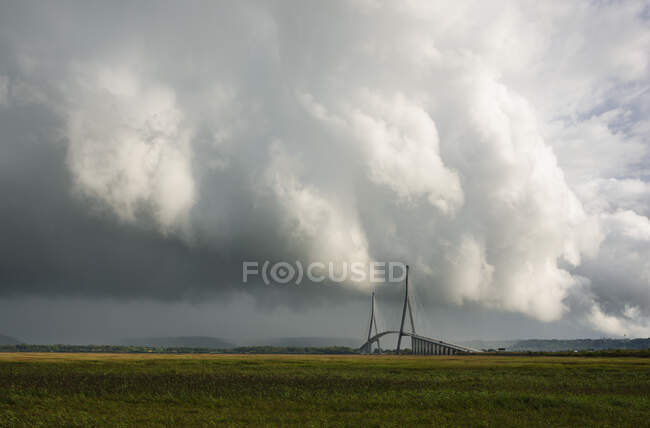 Heavy showers and thunderstorms over the Pont de Normandie bridg — Stock Photo