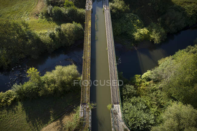 Um aqueduto do século XIX atravessa o rio Savoureuse, Belfort, — Fotografia de Stock