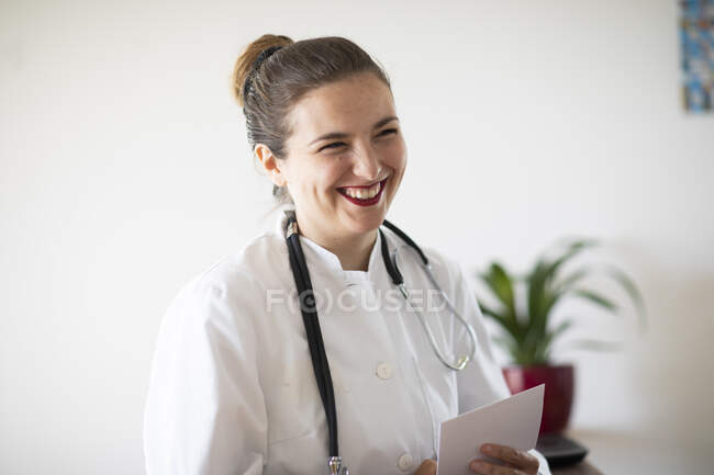 Retrato de un médico sonriendo - foto de stock