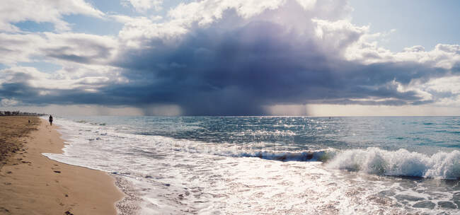 Praia e tempestade sobre o mar, Barcelona, Espanha — Fotografia de Stock