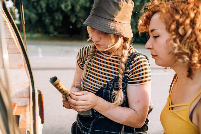 Les jeunes femmes se préparent à travailler sur van — Photo de stock
