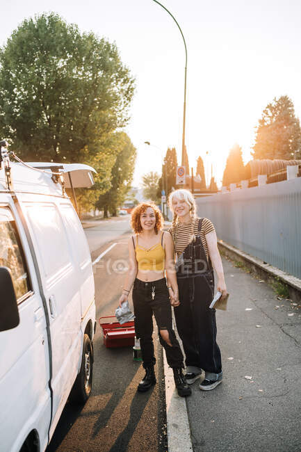 Giovane coppia lesbica accanto al loro furgone — Foto stock