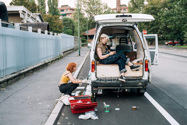 Junge Frauen arbeiten an Transporter — Stockfoto