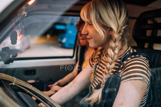 Молоді жінки у фургоні — стокове фото