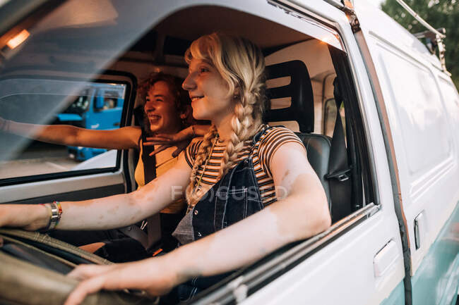 Feliz pareja femenina en furgoneta - foto de stock