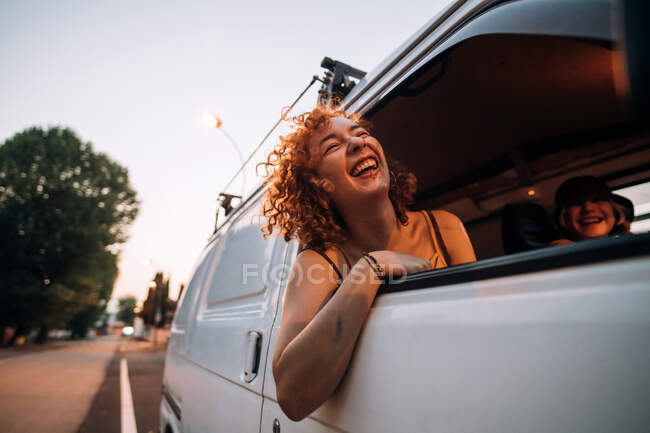 Щаслива молода жінка витріщається з вікна фургона — стокове фото
