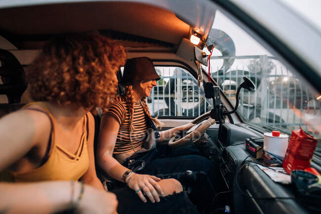 Giovane coppia lesbica nel loro furgone — Foto stock