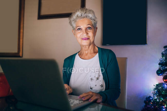 Mulher usando laptop em casa — Fotografia de Stock