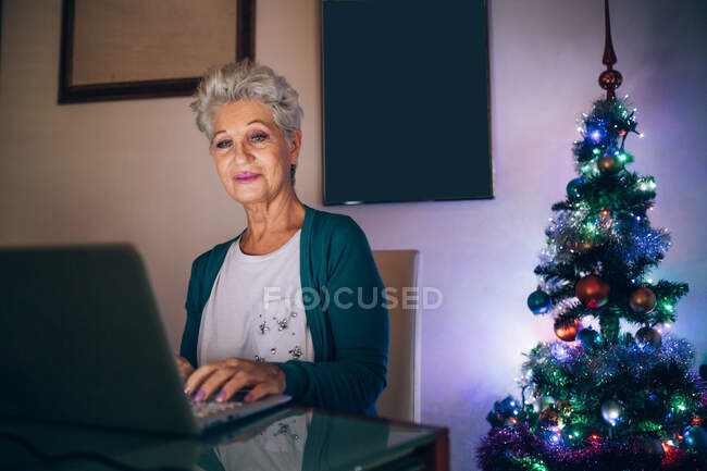 Mulher compras de Natal online — Fotografia de Stock