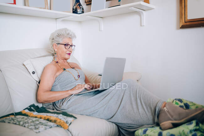 Жінка використовує ноутбук вдома — стокове фото
