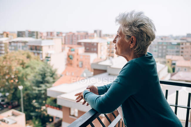 Donna sul balcone del suo appartamento — Foto stock