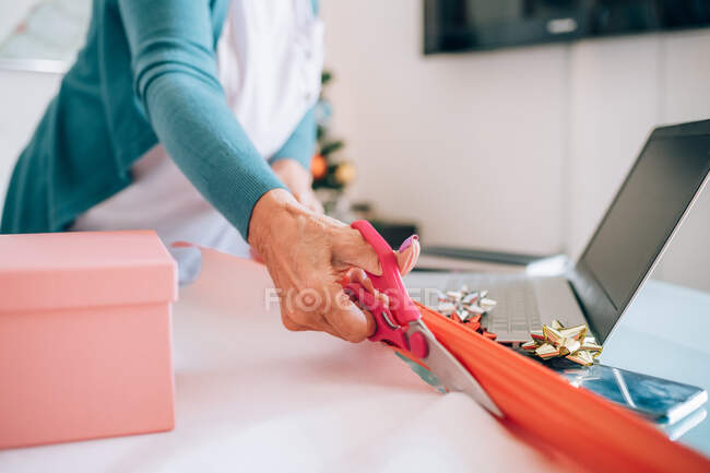 Woman wrapping Christmas gifts — Stock Photo