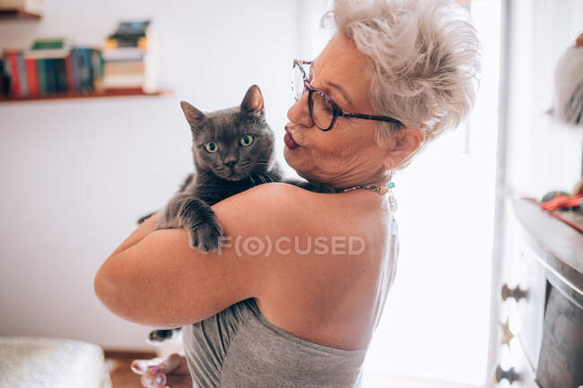 Donna che tiene il suo gatto domestico — Foto stock