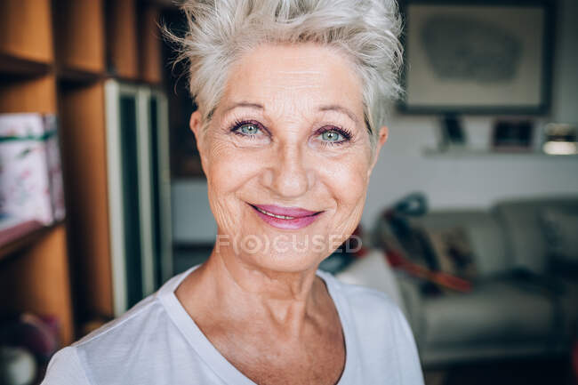 Retrato de una mujer mayor - foto de stock