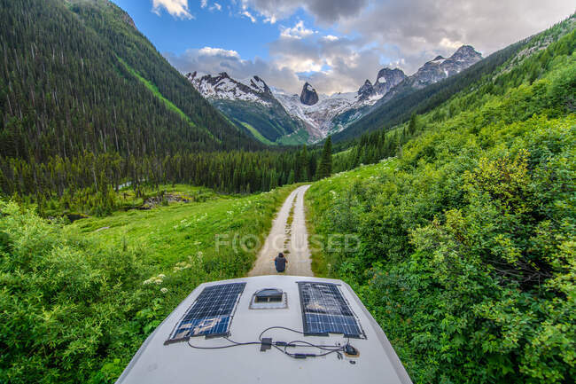 Man in front of van and scenic view, Bugaboo Provincial Park, Br — Stock Photo