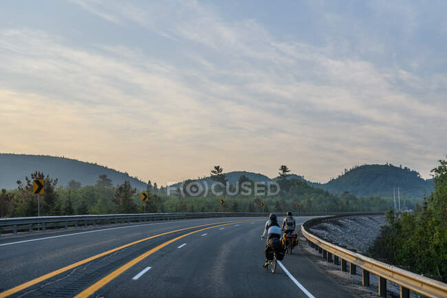 Вид сзади Велосипедисты на дороге, Онтарио, Канада — стоковое фото