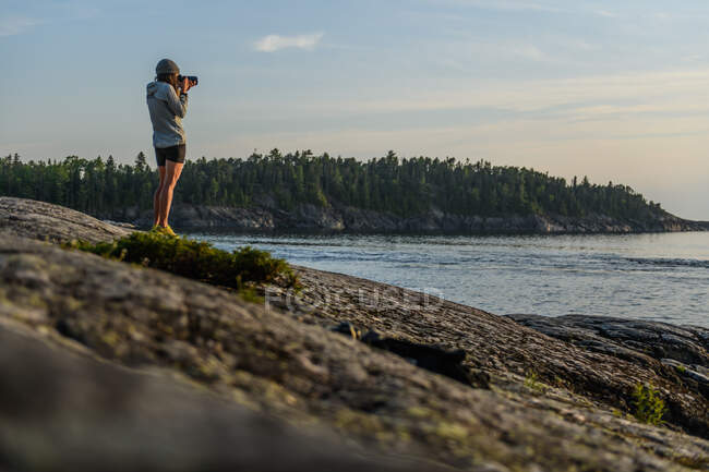 Fotógrafo en la costa, Ontario, Canadá - foto de stock