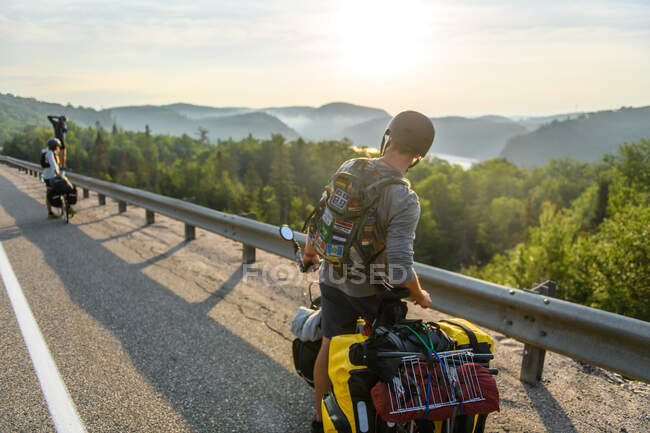 Cyclists stopping on road to take in scenic view, Ontario, Canada — Stock Photo