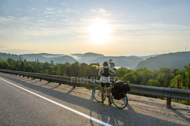 Cyclist stopping on road with scenic view, Ontario, Canada — Stock Photo