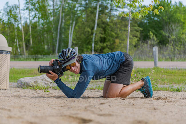 Photographer on knees to get a shot, Ontario, Canada — Stock Photo