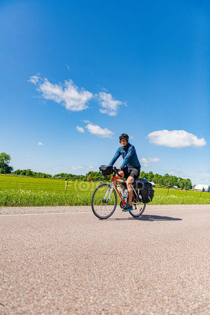 Велосипедист на дороге, Онтарио, Канада — стоковое фото