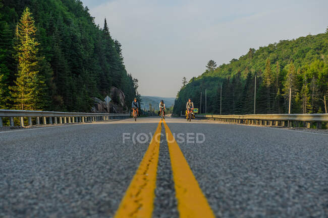 Trois cyclistes sur route, Ontario, Canada — Photo de stock