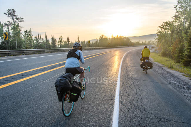 Велогонщики на шоссе, Онтарио, Канада — стоковое фото