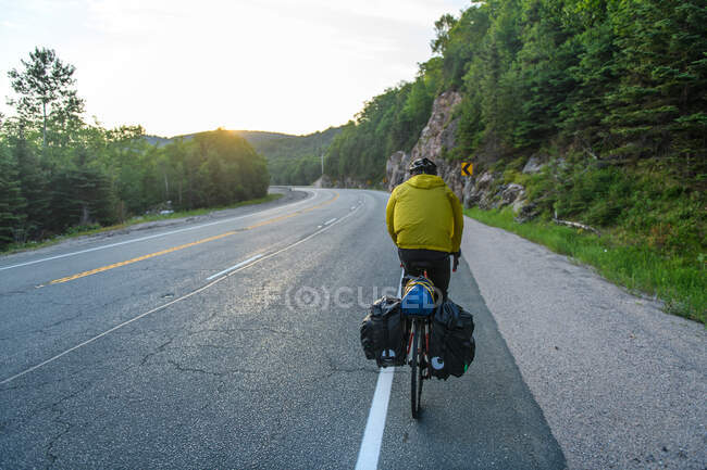 Ciclista na estrada, Ontário, Canadá — Fotografia de Stock