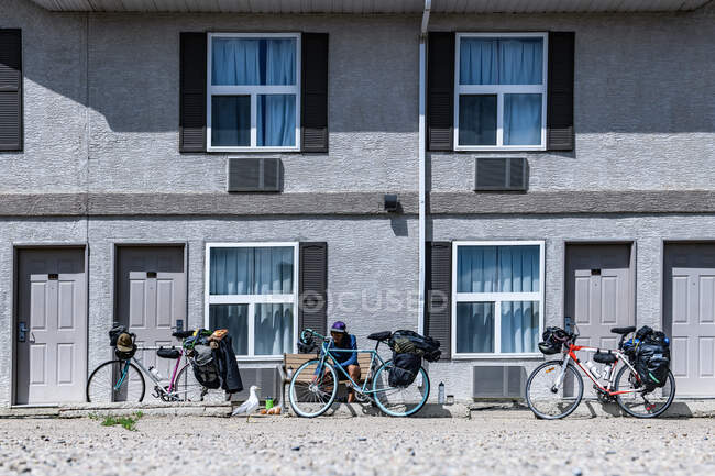 Ciclista com bicicletas fora do edifício, Ontário, Canadá — Fotografia de Stock