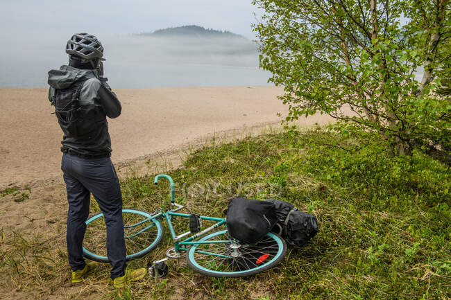 Cyclist at scenic stop on cycle tour, Ontario, Canada — Stock Photo