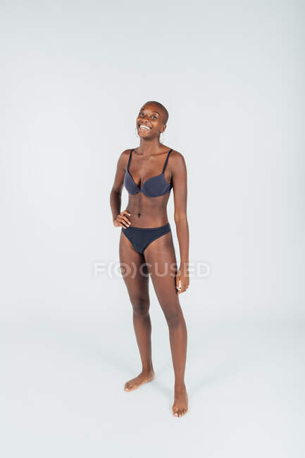 Ritratto di una giovane donna che indossa biancheria intima, lunghezza intera — Foto stock