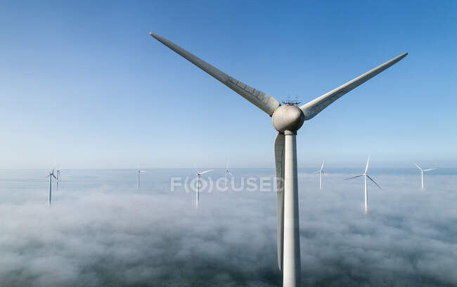 Offshore-Windkraftanlagen im Nebel auf dem IJsselmeer im Binnenland — Stockfoto