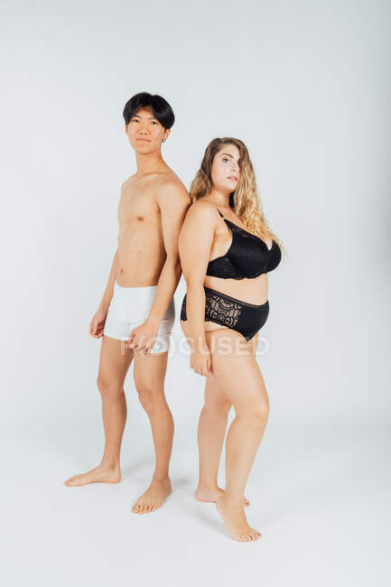 Retrato de una pareja joven usando ropa interior - foto de stock